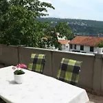 Komel Опатия